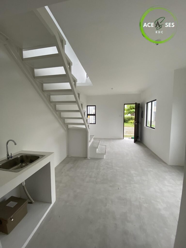 KITCHEN & DINING AREA