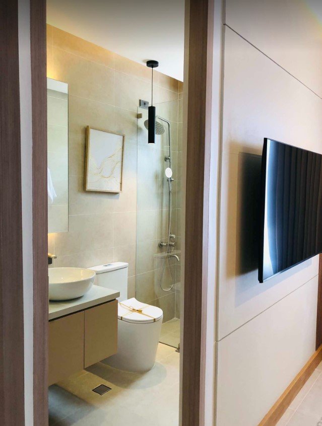 CALLE CENTRALE CONDOMIUM- 2- BEDROOM UNIT (FACING EASTWOOD) image 4